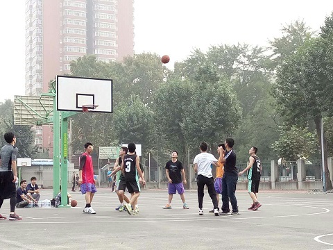 医药卫生管理学院与公共卫生学院举行篮球友谊赛