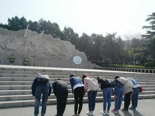 医管学院17级党支部参观英雄山
