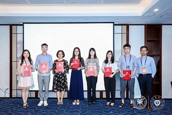 图片包含 人员, 室内, 伪装, 建筑物描述已自动生成